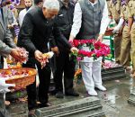 जूते पहन कर जम्मू-कश्मीर के CM ने दी शहीदो को श्रद्धांजलि