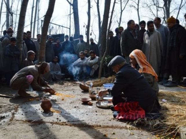 कश्मीरी पंडित की माँ को मुस्लिमों ने दिया कांधा