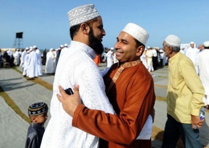 फिज़ा में घुला सौहार्द, मुस्लिम धर्मावलंबियों ने एक दूजे को गले लगाकर मनाई ईद