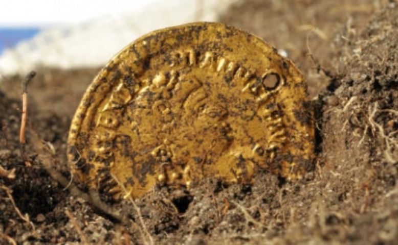 शौचालय बनाने के लिए खुदाई में मिले सोने के दुर्लभ सिक्के
