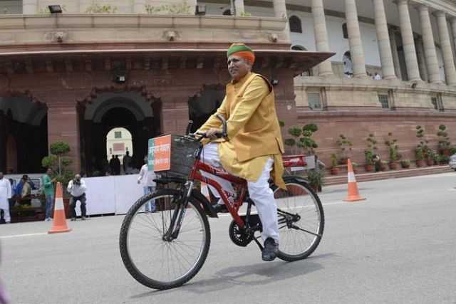 साइकिल से आते थे संसद लेकिन मंत्री बनने के बाद छोड़ दी साइकिल की सवारी