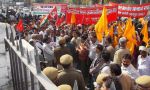 श्रम कानूनों को लेकर मोदी की मौजूदगी में मजदूरो ने बोला हमला