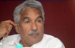 केरल के मुख्यमंत्री चांडी पर CPM कार्यकर्ता ने फेंकी चप्पल