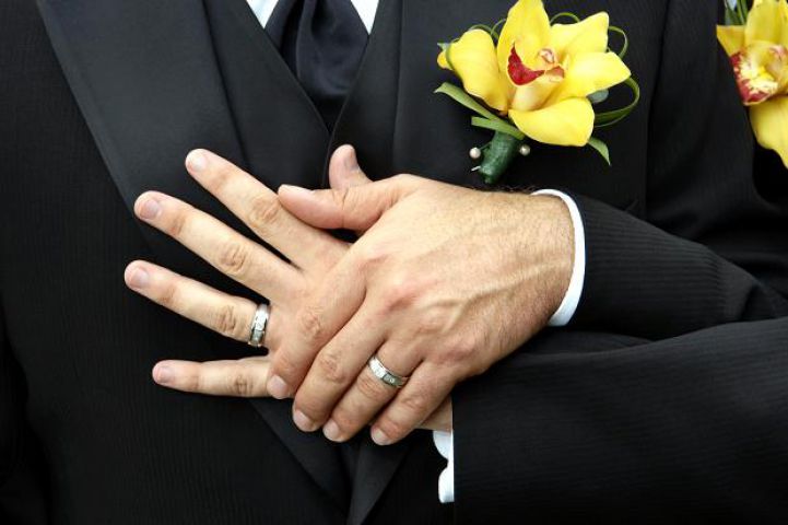 लिंग परिवर्तन कर गे प्रेमी जोड़े ने की शादी