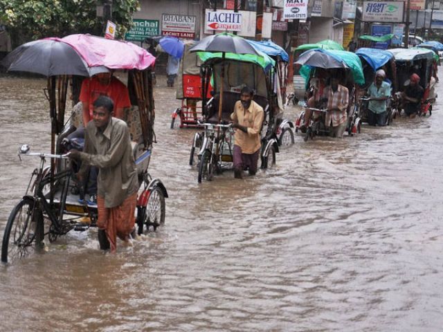 बाढ़ से जम्मू व असम के कई जिले प्रभावित