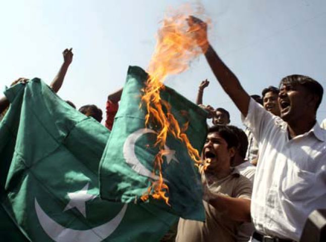 गुरदासपुर हमले को लेकर जताया विरोध, जलाया पाकिस्तान का झंडा