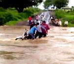 नदी पार कर रहे बाइक सवारों को गाँव वालो ने दिया जीवनदान
