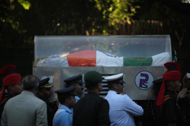 कलाम की अंतिम यात्रा में उमड़ी भीड़, PM मोदी, राहुल सहित कई दिग्गज पहुंचे