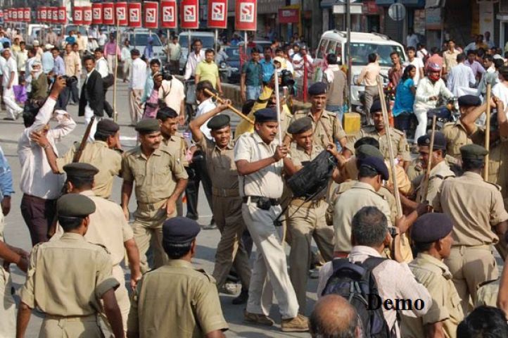 इंदौर : अतिक्रमणकारियों पर पुलिस ने भांजी लाठियां