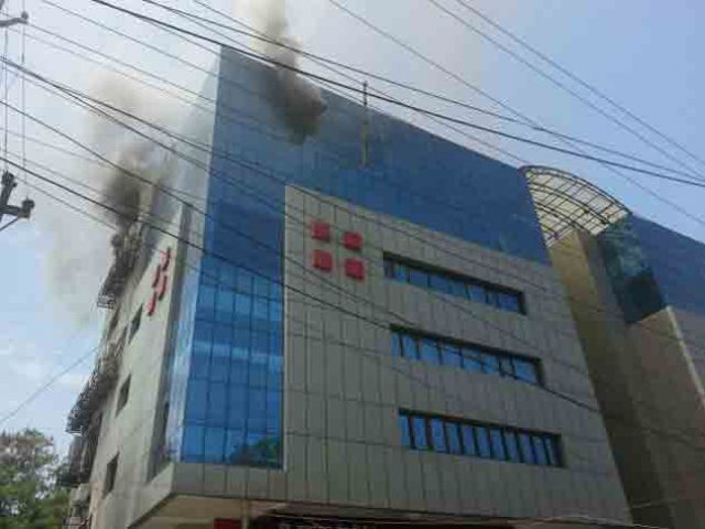 इंदौर की बहुमंजिला इमारत में लगी भीषण आग