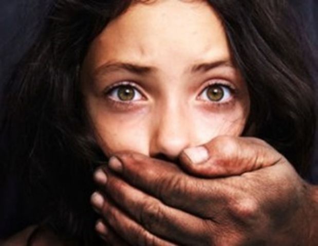 शर्मनाक: बाप ने माँ के सामने ही किया बेटी का बलात्कार