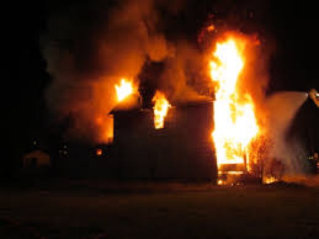 भीषण आग में 64 घर जल कर खांक, 30 लाख का नुकसान