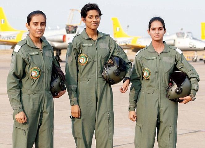 भारतीय वायुसेना में पहली बार शामिल होंगी तीन महिला फाइटर पायलट