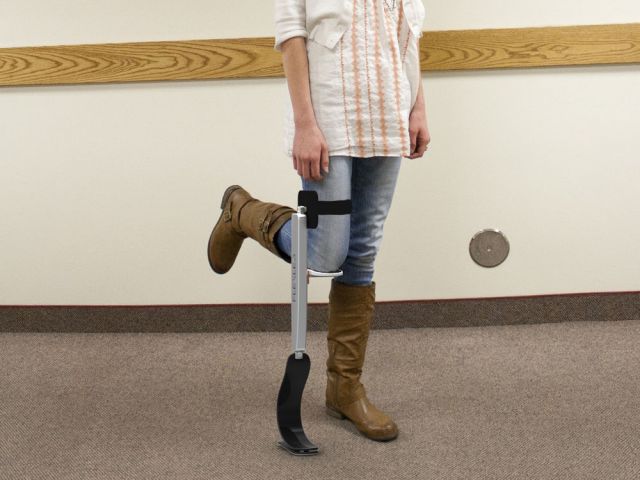 सड़क दुर्घटना में अलग हुए पैर को डॉक्टर्स ने वापस जोड़ा, तीन महीने बाद वॉकर की मदद से चल पा रहा है पीड़ित