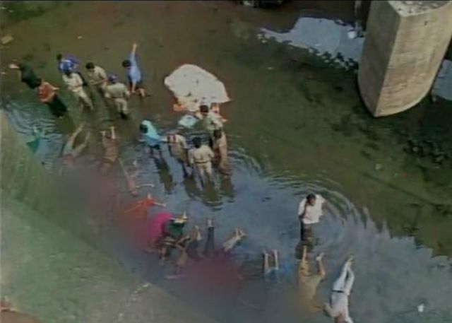 श्रद्धालुओं से भरी वैन नदी में गिरी, 21 लोगों की मौत