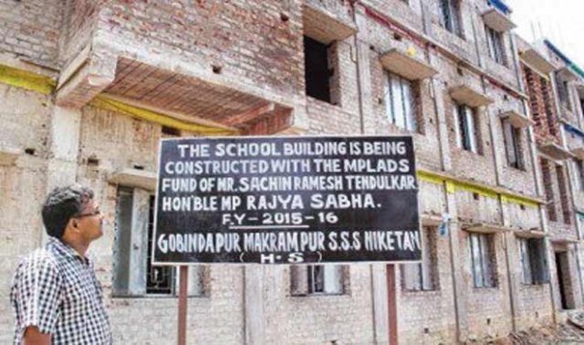 प्रशासन की अनदेखी के बाद ज़र्ज़र स्कूल भवन निर्माण के लिए सचिन तेंदुलकर ने की 76 लाख की मदद