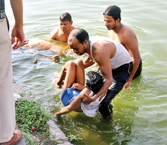 दो अलग-अलग घटनाओं में गहरे पानी में डूबने से तीन बच्चों की मौत