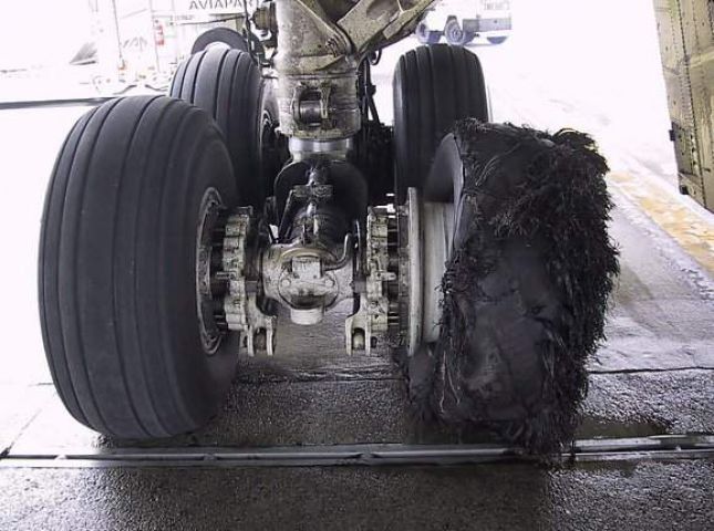 श्रीनगर में विमान का टायर फटा, सभी सुरक्षित