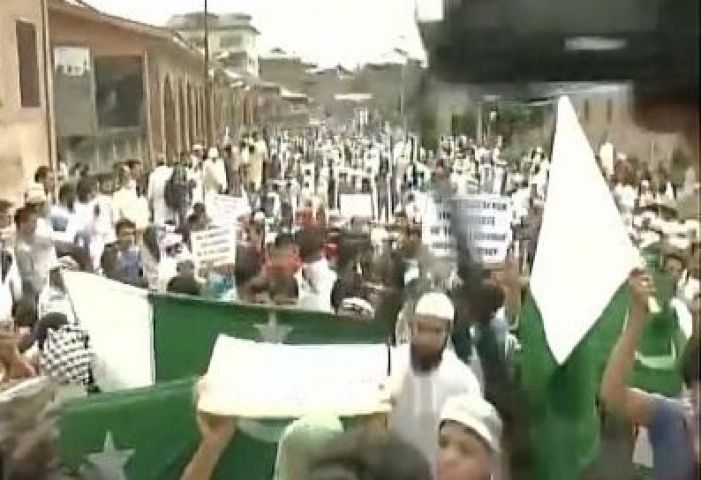 रमजान में जुमे की नमाज़ में लहराए पाकिस्तान ISIS के झंडे