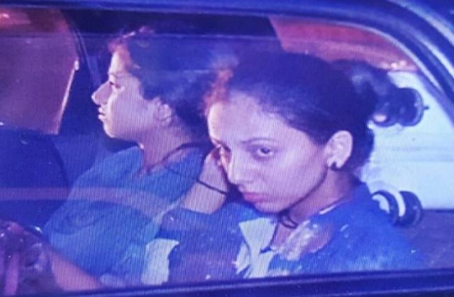 बैग पर बम लिखे होने के कारण दो लड़कियों को लिया गया हिरासत में