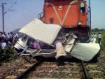 ट्रेन, जीप भिडंत में 3 की मौत कई घायल, हादसे के बाद ट्रेन में लगी आग