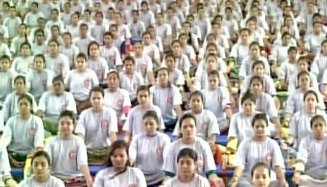 योग दिवस पर गुजरात में 2000 गर्भवती महिलाओं ने बनाया रिकॉर्ड