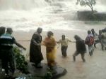 तीरथगढ़ जलप्रपात में फंसे सैलानियों को वनकर्मियों और ग्रामीणों ने बचाया