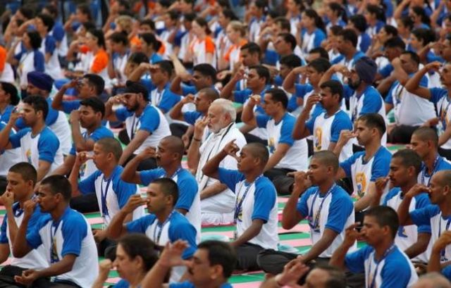 चंडीगढ़ में अंतर्राष्ट्रीय रोग दिवस के मौके पर प्रधानमंत्री मोदी ने 30,000 लोगो के साथ किया योग