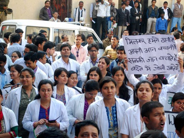 दिल्ली में स्वास्थ्य सुविधाओं पर एस्मा, अपनी मांगों पर अड़े चिकित्सक