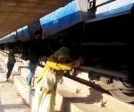 पाकिस्तान बॉर्डर पर ट्रेन का इंजन फेल, यात्रियों ने लगाया धक्का