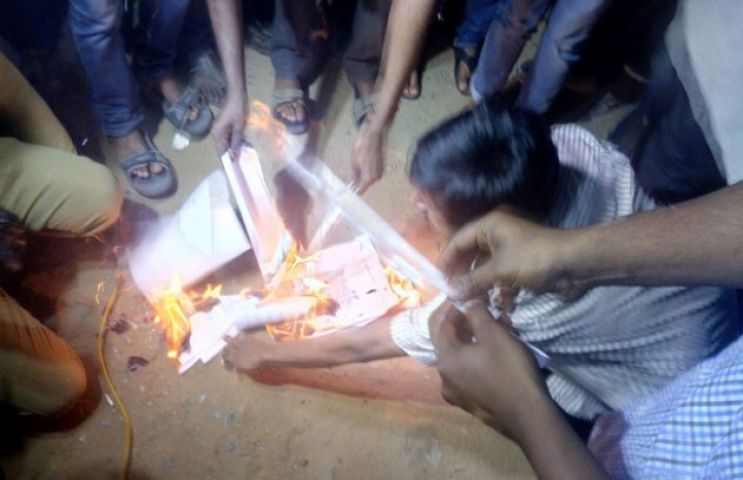फिर विवादों की आग में झुलसा JNU, जलाए मनुस्मृति के पन्ने
