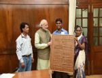 PM मोदी को मिला अनोखा उपहार, भेंट की 32 बोर्ड की गीता