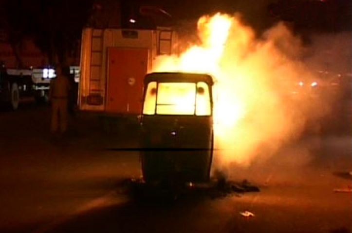 राज ठाकरे के आह्वान के बाद मुंबई में देर रात अज्ञातों ने ऑटो में लगाई आग