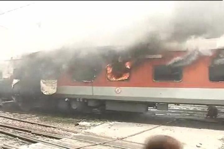प्लेटफार्म पर खड़ी मालगाड़ी के इंजन में आग, रेलवे कर्मचारियों की सतर्कता से भीषण हादसा टला