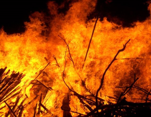 देवनार कूड़ाघर में लगी आग, बुझाने में लगे 12 दमकल