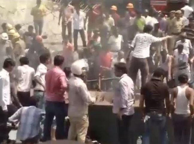 कोलकाता में पुल गिरा, लगभग 10 की मौत, 150 लोग नीचे दबे