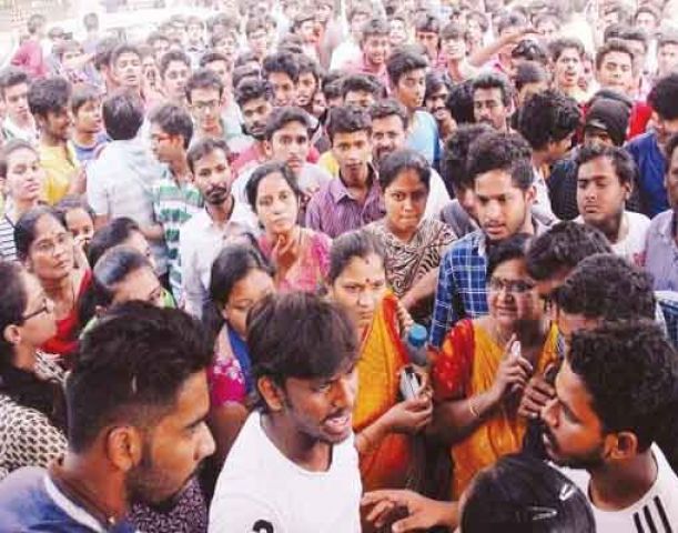कर्नाटक में PSU का पेपर एक बार फिर हुआ लीक, छात्रों ने किया विरोध प्रदर्शन