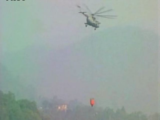 जंगल में लगी भीषण आग, हेलिकाॅप्टर से बुझाने का प्रयास