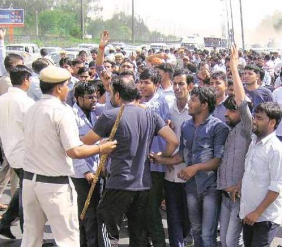 दिल्ली में टैक्सी चालकों की हड़ताल से लगा जाम