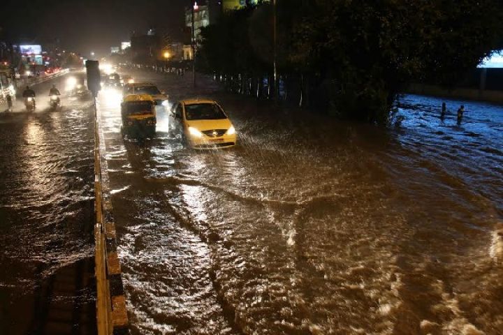 इंदौर सहित देवास, उज्जैन में भारी बारिश, सड़कों पर भरा पानी