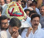 श्रद्धांजलि देने पहुंचे अमिताभ-राज बब्बर सुब्रत रॉय की मां के अंतिम संस्कार में