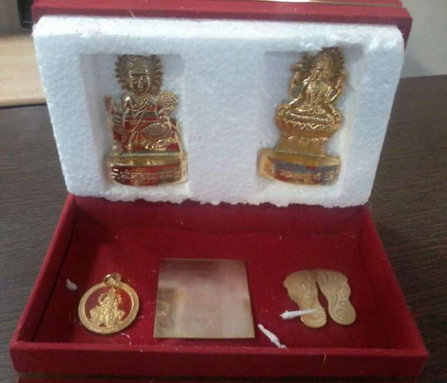 धोखाधड़ी : मोबाइल बुक करने पर पैकेट में निकली भगवान लक्ष्मी और गणेश मूर्ति