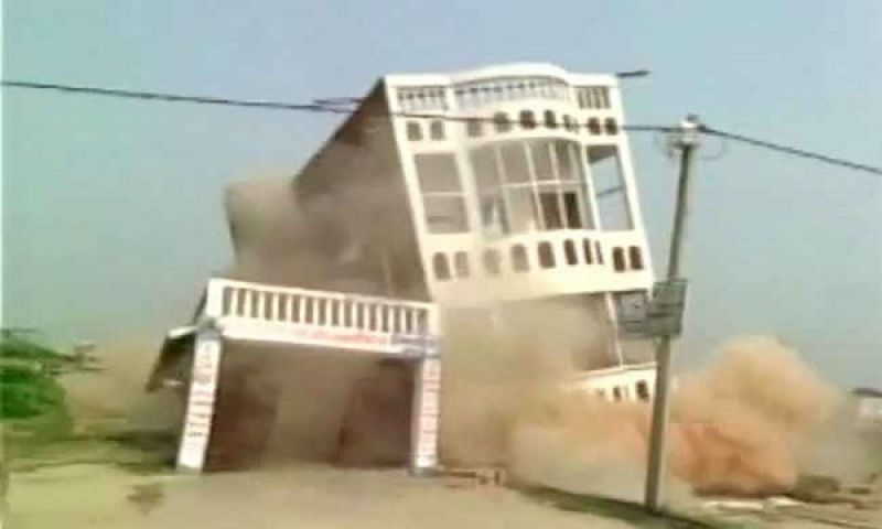 बिहार में तीन मंजिला मकान गिरकर हुआ ध्वस्त