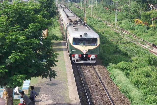 कोलकाता: लोकल ट्रेन में हुआ धमाकेदार विस्फोट