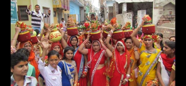 मैनपुरी में भव्य चुनरी यात्रा, बड़ी संख्या में महिलाएं हुई शामिल
