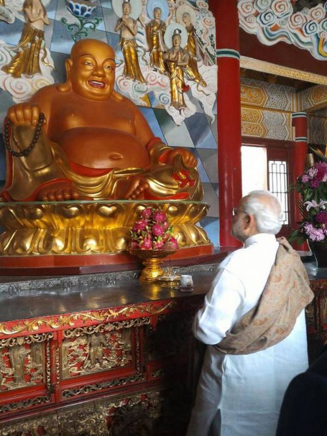 ऐतिहासिक दौरे पर PM मोदी, टेराकोटा युद्ध स्मारक और द शिन शान बौद्ध मंदिर पहुंचे