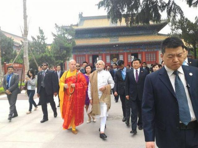 ऐतिहासिक दौरे पर PM मोदी, टेराकोटा युद्ध स्मारक और द शिन शान बौद्ध मंदिर पहुंचे