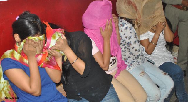मोदी के संसदीय क्षेत्र में पकड़ाया सेक्स रैकेट, 9 लोग हिरासत में