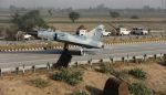 भारतीय एयर फोर्स ने सड़क पर उतारा मिराज 2000 लड़ाकू विमान