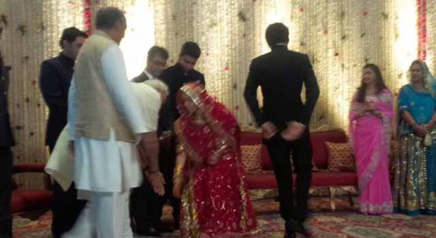 जब प्रधानमंत्री नरेंद्र मोदी ने छू लिए दिग्विजय की बहू के पैर